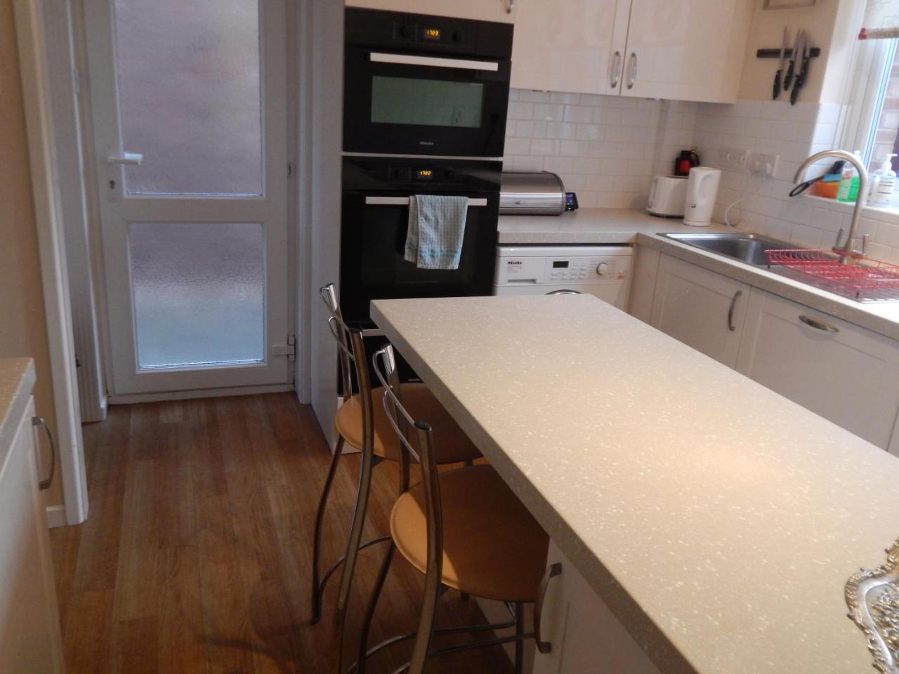 Spacious 3 Bdr House With Parking-Families-Corporate Groups By Orbitat Accommodations Cambridge Exterior foto